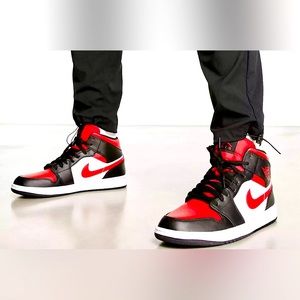 Air Jordan 1 Mid trainers in black/fire red sz 10